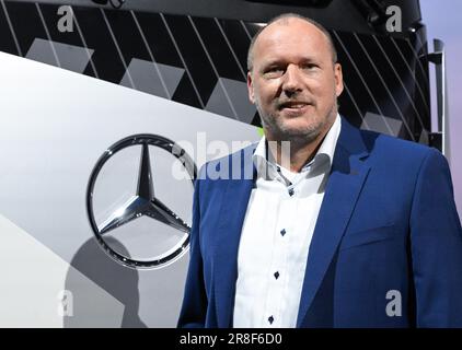 Stuttgart, Deutschland. 21. Juni 2023. Jochen Goetz, CFO der Daimler Truck Holding AG, steht vor der Jahreshauptversammlung in der Carl Benz Arena vor einem Daimler-Lkw. Kredit: Bernd Weißbrod/dpa/Alamy Live News Stockfoto