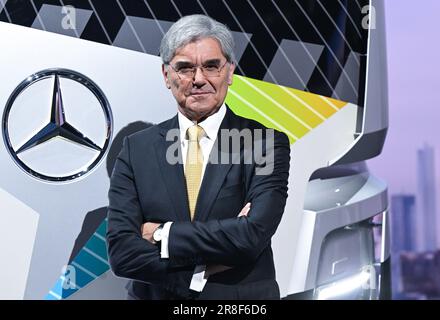 Stuttgart, Deutschland. 21. Juni 2023. Joe Kaeser, Vorstandsvorsitzender der Daimler Truck Holding AG, steht vor der Jahreshauptversammlung in der Carl Benz Arena vor einem Lkw von Daimler. Kredit: Bernd Weißbrod/dpa/Alamy Live News Stockfoto