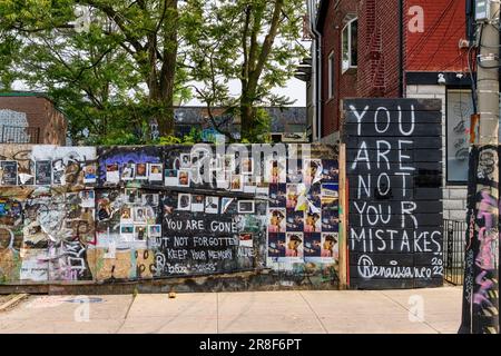 Toronto, Kanada - 4. Juni 2023: Kensington Market. Eine Anzeigetafel mit Fotos. Stockfoto