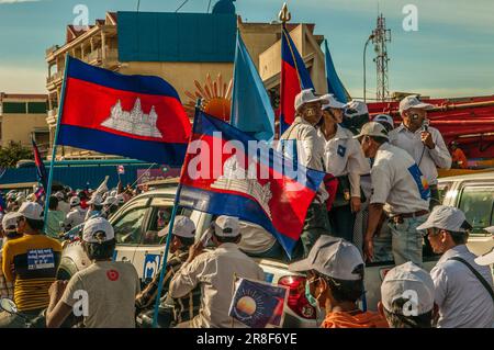 Die Führer der Sam-Rainsy-Partei beobachten die politische Kundgebung aufmerksam, während kambodschanische Flaggen im Vordergrund wehen. Phnom Penh, Kambodscha. © Kraig Stockfoto