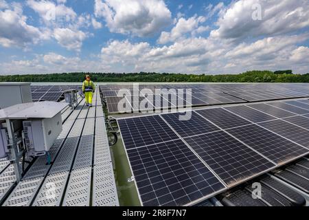 Deutschlands größtes schwimmendes Solarkraftwerk auf dem Silbersee III, einem Steinbruchteich, der nicht mehr für den Sandabbau genutzt wird, in der Nähe von Haltern am See, betrieben von Quar Stockfoto