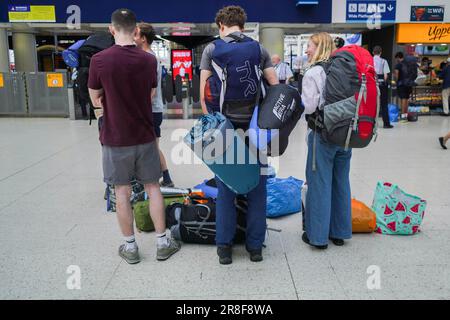 London UK. 21. Juni 2023 Reveller mit Rucksäcken und Campingausrüstung bereiten sich auf die Abfahrt vom Bahnhof Waterloo zum Glastonbury-Festival vor, das ab dem 20-25. Juni in Pilton Somerset an fünf Tagen stattfindet. Guthaben: amer ghazzal/Alamy Live News Stockfoto