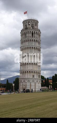 Der schiefe Turm von Pisa mit Menschen, die in Italien um ihn herum laufen Stockfoto