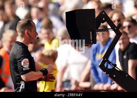 Aktenfoto vom 13-05-2023 von Schiedsrichter Peter Bankes überprüft den VAR-Monitor auf der Spielfeldseite. VAR wurde in einer neuen Fanumfrage, die am Mittwoch veröffentlicht wurde, massiv mit dem Daumen nach unten gewarnt. Ausgabedatum: Mittwoch, 21. Juni 2023. Stockfoto