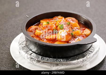 Geschmorte Meeresfrüchte mit japanischem Tofu，Sizzling Tofu Stockfoto