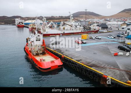 Vestmannaeyjar, Island - 6. April 2017: Schlepper liegt im Hafen der Insel Vestmannaeyjar vor Stockfoto