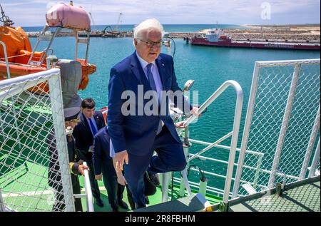 Kuryk, Kasachstan. 21. Juni 2023. Der deutsche Präsident Frank-Walter Steinmeier besucht den Fährhafen Kuryk und erfährt auf einer Fähre mehr über regionale und internationale Transportwege. Am zweiten Tag des Staatsbesuchs in Zentralasien besucht Steinmeier das Deutsche Institut für nachhaltige Technik (DINI), die Universität Yessenov und das Wasserstoffprojekt „Hyrasia One“. Kredit: Jens Büttner/dpa/Alamy Live News Stockfoto