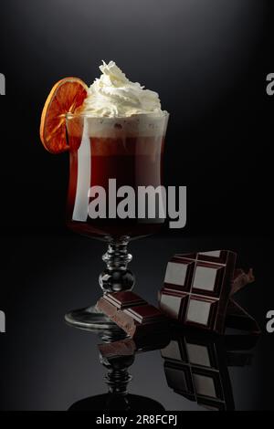 Schokoladencocktail mit Schlagsahne, garniert mit einer getrockneten Orangenscheibe. Stockfoto