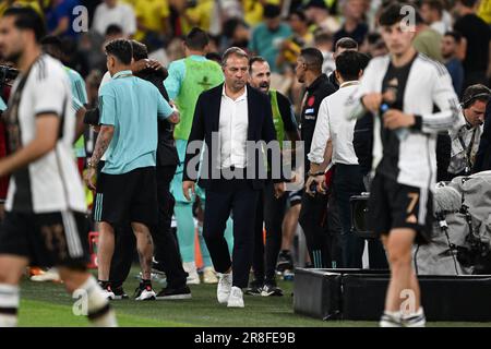 Gelsenkirchen, Deutschland. 20. Juni 2023. Deutsche Spieler und Trainer Hansi Flick verlassen das Feld nach der Niederlage gegen Kolumbien in Gelsenkirchen. Kredit: Federico Gambarini/dpa/Alamy Live News Stockfoto