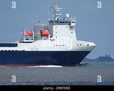 Sheerness, Kent, Großbritannien. 21. Juni 2023. Ein Hafen von Kent, der Pionierarbeit leistete und eine schnell wachsende unbegleitete Güterfähre zwischen Frankreich und England aufbaute, wird an einem Hafen von Essex verlieren. DFDS hat die Strecke in den letzten Jahren mit Hilfe des Hafens von Sheerness, Kent, nach Calais, Frankreich (unter Umgehung des überlasteten Dover) eingerichtet. Aber jetzt plant DFDS, den Dienst, der die Fähre Botnia Seaways (die heute Morgen von Sheerness abfährt) nutzt, Anfang nächsten Monats in den Hafen Tilbury in Essex zu verlegen. Kredit: James Bell/Alamy Live News Stockfoto