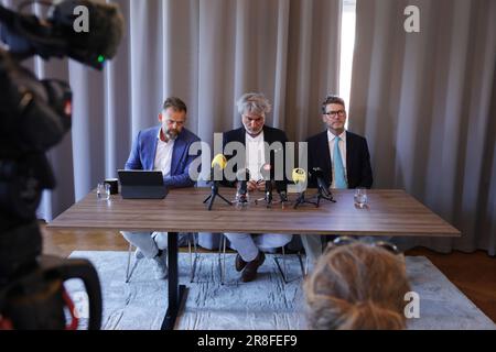 Der italienische Chirurg Dr. Paolo Macchiarini, Center, und sein Verteidigungsstaatsanwalt Bjorn Hurtig, Left, und Jens Lindborg, Right, halten am Mittwoch, den 21. Juni 2023, eine Pressekonferenz in Stockholm, Schweden, ab. Ein schwedisches Berufungsgericht hat eine Haftstrafe für den italienischen Chirurgen Dr. Paolo Macchiarini erhöht, weil er bei experimentellen Stammzellen-Luftröhrentransplantationen an drei Patienten, die schließlich verstarben, Körperschäden verursacht hat. Macchiarini wurde vom schwedischen Berufungsgericht Svea zweieinhalb Jahre im Gefängnis festgenommen, weil er den drei Menschen zwischen 2011 und 2014 "körperliche Schäden" zugefügt hatte.Foto: Magnus Andersson/TT/Code 11930 ** Stockfoto