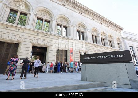 London, Vereinigtes Königreich, 21. Juni 2023. Schlangen bildeten sich vor der National Portrait Gallery, die nach 3 Jahren Schließung für eine größere Umgestaltung mit dem neuen Eingang an der Nordfassade des Gebäudes wieder eröffnet wurde. Heute sollten sich die Mitglieder und die Besucher ansehen, morgen wird die Galerie für die Öffentlichkeit zugänglich sein. Kredit : Monica Wells/Alamy Live News Stockfoto