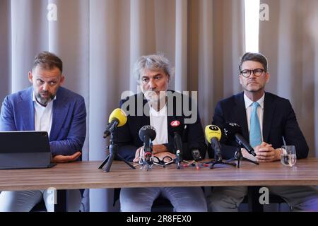 Der italienische Chirurg Dr. Paolo Macchiarini, Center, und sein Verteidigungsstaatsanwalt Bjorn Hurtig, Left, und Jens Lindborg, Right, halten am Mittwoch, den 21. Juni 2023, eine Pressekonferenz in Stockholm, Schweden, ab. Ein schwedisches Berufungsgericht hat eine Haftstrafe für den italienischen Chirurgen Dr. Paolo Macchiarini erhöht, weil er bei experimentellen Stammzellen-Luftröhrentransplantationen an drei Patienten, die schließlich verstarben, Körperschäden verursacht hat. Macchiarini wurde vom schwedischen Berufungsgericht Svea zweieinhalb Jahre im Gefängnis festgenommen, weil er den drei Menschen zwischen 2011 und 2014 „körperliche Schäden“ zugefügt hatte.Foto: Magnus Andersson / TT / Code 11930 ** Stockfoto