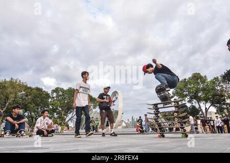 Palu, Central Sulawesi, Indonesien. 21. Juni 2023. Hunderte von Skateboardern treten während des Weltkunstlauftags in Palu, Central Sulawesi, mittwochs auf (Kreditbild: © Adi Pranata/ZUMA Press Wire), NUR REDAKTIONELLE VERWENDUNG! Nicht für den kommerziellen GEBRAUCH! Stockfoto