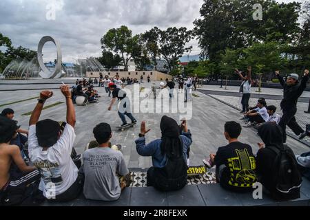 Palu, Central Sulawesi, Indonesien. 21. Juni 2023. Hunderte von Skateboardern treten während des Weltkunstlauftags in Palu, Central Sulawesi, mittwochs auf (Kreditbild: © Adi Pranata/ZUMA Press Wire), NUR REDAKTIONELLE VERWENDUNG! Nicht für den kommerziellen GEBRAUCH! Stockfoto