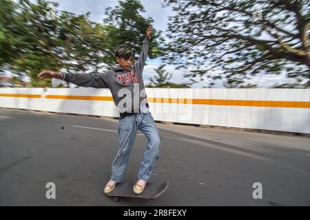 Palu, Central Sulawesi, Indonesien. 21. Juni 2023. Hunderte von Skateboardern treten während des Weltkunstlauftags in Palu, Central Sulawesi, mittwochs auf (Kreditbild: © Adi Pranata/ZUMA Press Wire), NUR REDAKTIONELLE VERWENDUNG! Nicht für den kommerziellen GEBRAUCH! Stockfoto