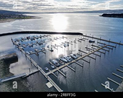 Ein Luftblick auf den Rhu Marina Hafen an einem sonnigen Tag, mit verschiedenen Booten, die im Wasser schwimmen Stockfoto