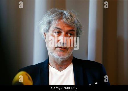 Italienischer Chirurg Dr. Paolo Macchiarini während einer Pressekonferenz in Stockholm am Mittwoch, den 21. Juni 2023. Ein schwedisches Berufungsgericht hat eine Haftstrafe für den italienischen Chirurgen Dr. Paolo Macchiarini erhöht, weil er bei experimentellen Stammzellen-Luftröhrentransplantationen an drei Patienten, die schließlich verstarben, Körperschäden verursacht hat. Macchiarini wurde vom schwedischen Berufungsgericht Svea zweieinhalb Jahre im Gefängnis festgenommen, weil er den drei Menschen zwischen 2011 und 2014 „körperliche Schäden“ zugefügt hatte.Foto: Magnus Andersson/TT/Code 11930 ***SCHWEDEN AUS*** Stockfoto