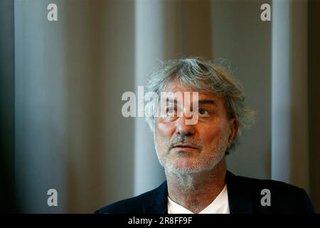 Italienischer Chirurg Dr. Paolo Macchiarini während einer Pressekonferenz in Stockholm am Mittwoch, den 21. Juni 2023. Ein schwedisches Berufungsgericht hat eine Haftstrafe für den italienischen Chirurgen Dr. Paolo Macchiarini erhöht, weil er bei experimentellen Stammzellen-Luftröhrentransplantationen an drei Patienten, die schließlich verstarben, Körperschäden verursacht hat. Macchiarini wurde vom schwedischen Berufungsgericht Svea zweieinhalb Jahre im Gefängnis festgenommen, weil er den drei Menschen zwischen 2011 und 2014 „körperliche Schäden“ zugefügt hatte.Foto: Magnus Andersson/TT/Code 11930 ***SCHWEDEN AUS*** Stockfoto