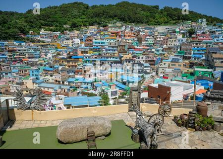 Busan, Südkorea - 30. Mai 2023: Blick auf das Kulturdorf Gamcheon in Busan, Südkorea. Stockfoto