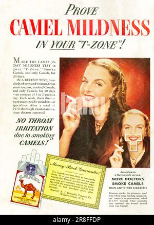Kamelwerbung. Kamelmilde in deiner T-Zone. Keine Rachenreizung durch rauchende Kamele. Mehr Ärzte rauchen Kamelen. Frau raucht Camel-Werbung 1949 Stockfoto