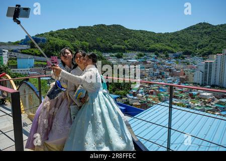 Busan, Südkorea - 30. Mai 2023: Touristen machen Selfie im Kulturdorf Gamcheon in Busan, Südkorea. Stockfoto