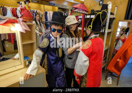 Busan, Südkorea - 30. Mai 2023: Besucher probieren traditionelle Kleidung im Kulturdorf Gamcheon in Busan, Südkorea. Stockfoto