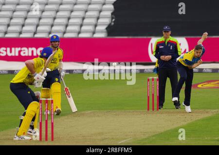 Chester le Street, 20. Juni 2023. Chris Woakes Bowling für Birmingham Bears gegen Ashton Turner von Durham Cricket in einem Vitality Blast Match im Seat Unique Riverside, Chester le Street. Kredit: Colin Edwards Stockfoto