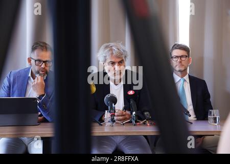 Der italienische Chirurg Dr. Paolo Macchiarini, Center, und sein Verteidigungsstaatsanwalt Bjorn Hurtig, Left, und Jens Lindborg, Right, halten am Mittwoch, den 21. Juni 2023, eine Pressekonferenz in Stockholm, Schweden, ab. Ein schwedisches Berufungsgericht hat eine Haftstrafe für den italienischen Chirurgen Dr. Paolo Macchiarini erhöht, weil er bei experimentellen Stammzellen-Luftröhrentransplantationen an drei Patienten, die schließlich verstarben, Körperschäden verursacht hat. Macchiarini wurde vom schwedischen Berufungsgericht Svea zweieinhalb Jahre im Gefängnis festgenommen, weil er den drei Menschen zwischen 2011 und 2014 "körperliche Schäden" zugefügt hatte.Foto: Magnus Andersson/TT/Code 11930 ** Stockfoto