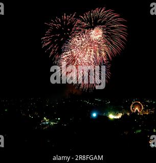 Feuerwerk am Nachthimmel, nächtliche Absorption, Feuerwerk am Nachthimmel, nächtliche Absorption Stockfoto