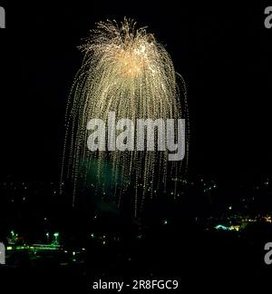 Feuerwerk am Nachthimmel, nächtliche Absorption, Feuerwerk am Nachthimmel, nächtliche Absorption Stockfoto