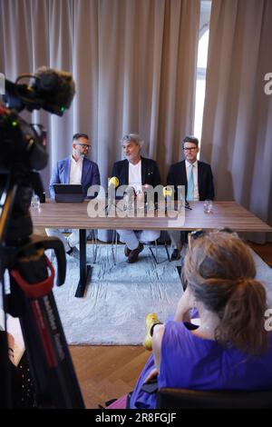 Der italienische Chirurg Dr. Paolo Macchiarini, Center, und sein Verteidigungsstaatsanwalt Bjorn Hurtig, Left, und Jens Lindborg, Right, halten am Mittwoch, den 21. Juni 2023, eine Pressekonferenz in Stockholm, Schweden, ab. Ein schwedisches Berufungsgericht hat eine Haftstrafe für den italienischen Chirurgen Dr. Paolo Macchiarini erhöht, weil er bei experimentellen Stammzellen-Luftröhrentransplantationen an drei Patienten, die schließlich verstarben, Körperschäden verursacht hat. Macchiarini wurde vom schwedischen Berufungsgericht Svea zweieinhalb Jahre im Gefängnis festgenommen, weil er den drei Menschen zwischen 2011 und 2014 "körperliche Schäden" zugefügt hatte.Foto: Magnus Andersson/TT/Code 11930 ** Stockfoto