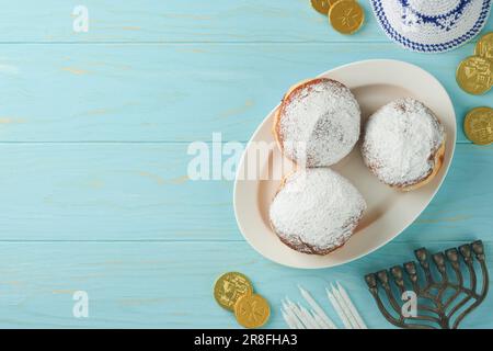 Frohes Chanukka. Chanukka altes Menorah vor dem Hintergrund der israelischen Flagge mit Sonnenlicht oder Bokeh auf weißem Holzhintergrund. Religionsbild der juden Stockfoto
