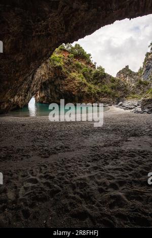 Wunderschöner versteckter Strand. Die Saraceno Grotto liegt direkt am Meer in Salerno, Kampanien, Salerno, Italien Stockfoto