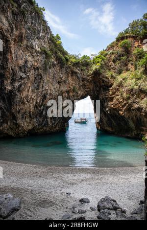 Wunderschöner versteckter Strand. Die Saraceno Grotto liegt direkt am Meer in Salerno, Kampanien, Salerno, Italien Stockfoto