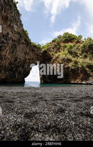 Wunderschöner versteckter Strand. Die Saraceno Grotto liegt direkt am Meer in Salerno, Kampanien, Salerno, Italien Stockfoto