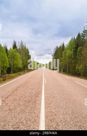 Ein gerader Abschnitt entlang der Route 22 im Gebiet Utajarvi in Finnland Juni 2023 Stockfoto