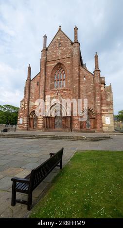 Außenansicht der St. Magnus Kathedrale an einem sonnigen Sommerabend in Kirkwall, Orkney, Großbritannien. Stockfoto