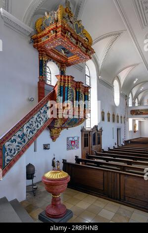 Kanzel und Taufe, Pfarrkirche St. Theodor und Alexander in Haldenwang, Allgaeu, Bayern, Deutschland Stockfoto