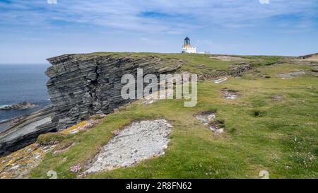 Der unbemannte Brough of Birsay Lighthouse im Sommer. Es wurde 1925 von David A Stevenson erbaut. Es liegt am Brough of Birsay, einem unbewohnten Ort Stockfoto