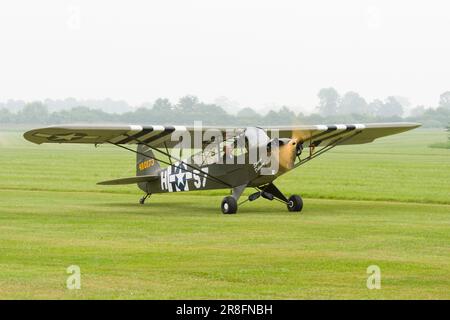 Ein Flugtag in der Shuttleworth Collection mit Piper L-4A Cub 57-G (G-AKAZ) , Old Warden, Bedfordshire im Jahr 2010 Stockfoto