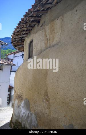 Typisches haus aus lehmziegeln mit runden Wölbungen in Hervas Stockfoto