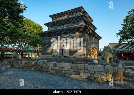 Gyeongju, Südkorea - 4. Juni 2023: Antike dreistöckige Steinpagode der Silla-Ära im Bunhwangsa-Tempel in Gyeongju Südkorea. Stockfoto