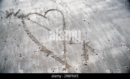 Liebe zog in den Sand am Strand. Stockfoto