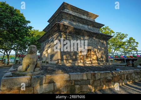 Gyeongju, Südkorea - 4. Juni 2023: Antike dreistöckige Steinpagode der Silla-Ära im Bunhwangsa-Tempel in Gyeongju Südkorea. Stockfoto