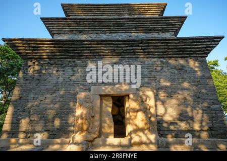 Gyeongju, Südkorea - 4. Juni 2023: Antike dreistöckige Steinpagode der Silla-Ära im Bunhwangsa-Tempel in Gyeongju Südkorea. Stockfoto