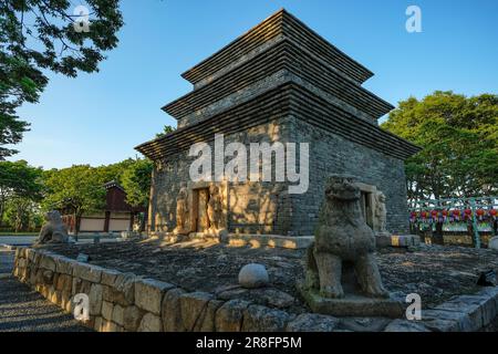 Gyeongju, Südkorea - 4. Juni 2023: Antike dreistöckige Steinpagode der Silla-Ära im Bunhwangsa-Tempel in Gyeongju Südkorea. Stockfoto