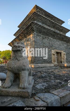 Gyeongju, Südkorea - 4. Juni 2023: Antike dreistöckige Steinpagode der Silla-Ära im Bunhwangsa-Tempel in Gyeongju Südkorea. Stockfoto