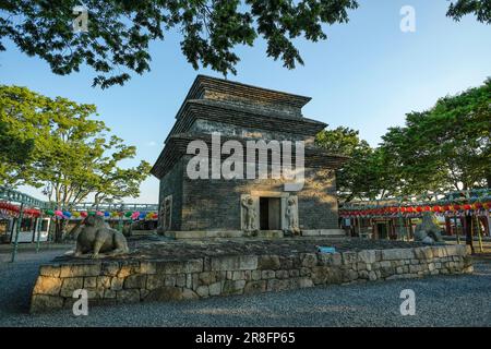 Gyeongju, Südkorea - 4. Juni 2023: Antike dreistöckige Steinpagode der Silla-Ära im Bunhwangsa-Tempel in Gyeongju Südkorea. Stockfoto