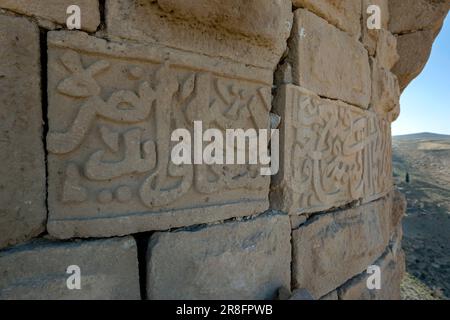 Steinblöcke mit arabischer Schrift befinden sich an einer Außenwand des Shobak Castle (Shoubak) in Jordanien. Das Schloss wurde auf einem steilen Hügel erbaut. Stockfoto